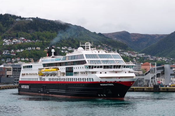 Hurtigruten duplica oferta a Svalbard con incorporación del MS Midnatsol