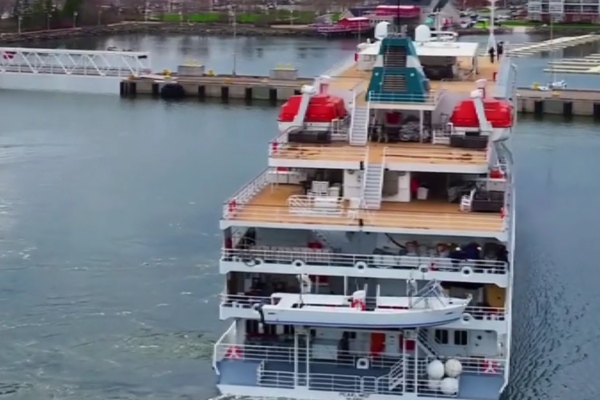Pearl Mist realiza primera visita a Port Charlottetown