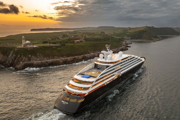Scenic Eclipse hace visita a Avilés con 142 pasajeros