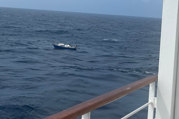 Silver Whisper se desvía en medio del Pacífico para ayudar a un yate averiado