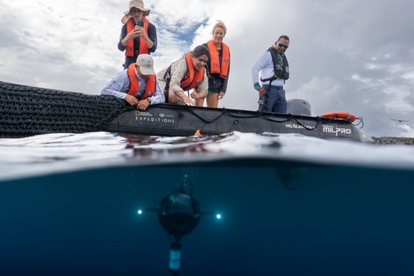 Científicos visitantes de National Geographic muestran mundo submarino oculto en Galápagos