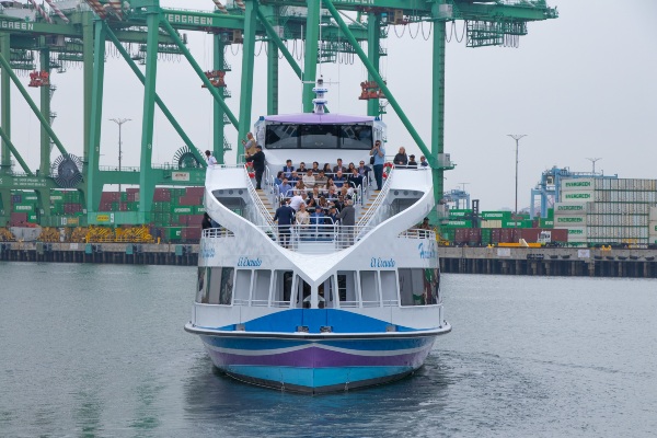 Harbor Breeze Cruises utiliza nuevo buque sostenible El Escudo en Los Angeles