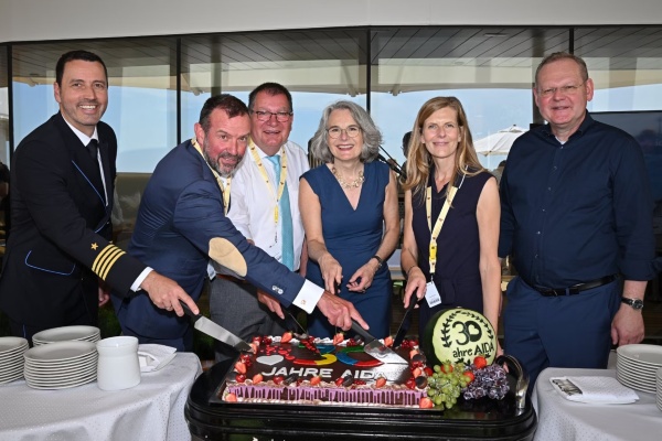 Autoridades debaten sobre futuro de los cruceros en Alemania durante 30° aniversario de AIDA Cruises