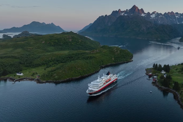 Hurtigruten lanza venta anual de verano con hasta 50% de descuento en viajes por la costa noruega