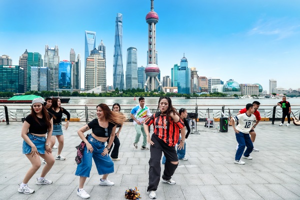 Tripulación internacional del Adora Magic City recorre Shanghai para promover su identidad global