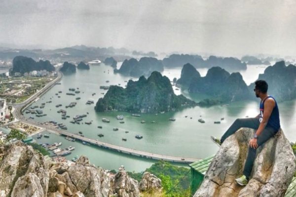 Guía de Catherine Cruises muestra mejores lugares para tomar fotos para Instagram en bahía de Halong