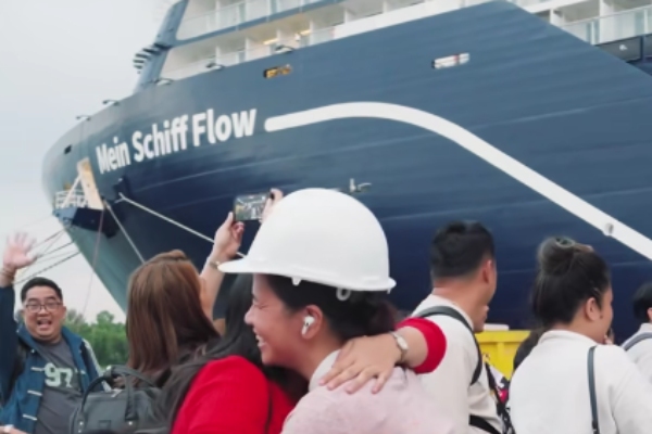 Tripulación del Mein Schiff Flow conoce el barco y toma sus posiciones