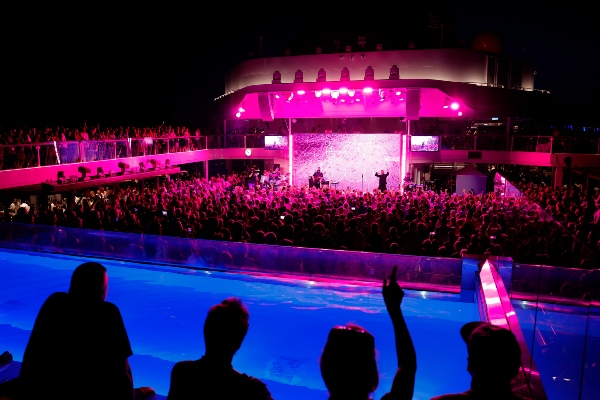 Tres madrinas encabezan bautizo del Mein Schiff Flow