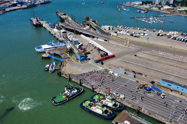 Realizan sorteos de viajes y paseos en crucero durante día de puertas abiertas de Puerto de Portsmouth