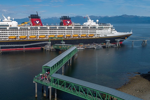 Disney Cruise Line y Huna Totem Corporation firmarn acuerdo de 15 años de acceso preferencial a Icy Strait Point