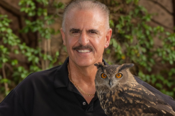 Experto en fauna silvestre Ron Magill estará en expediciones de Atlas Ocean Voyages