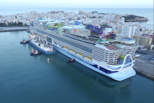 Legend of the Seas recibe biocombustible en Cádiz