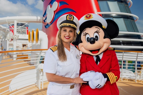 DCL presenta la historia de nueva capitana del Disney Wish: María Gotor