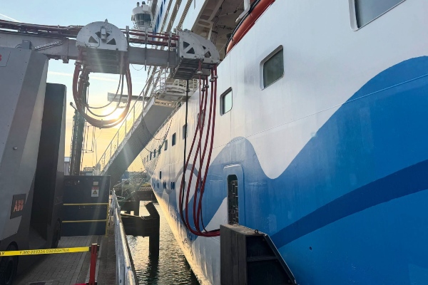Cruceros y ferries ya se conectan a energía en tierra en Portsmouth