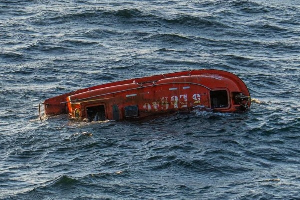 Emerald Princess se encuentra con "bote fantasma" en Alaska