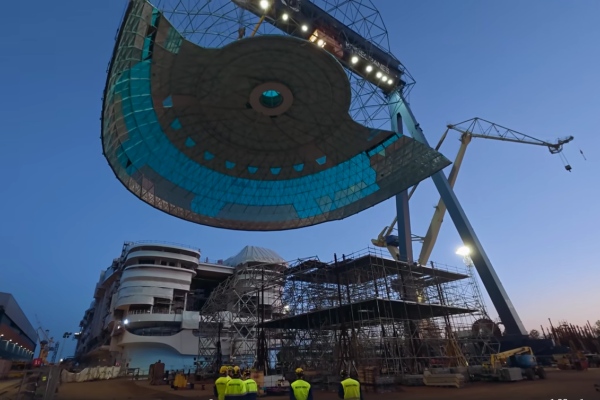 Video: Meyer Turku destaca esfuerzo técnico para izar e instalar los AquaDome