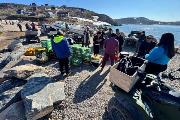 Groenlandia: Seabourn Venture dona 500 kilos de productos frescos a residentes de Ittoqqortoormiit