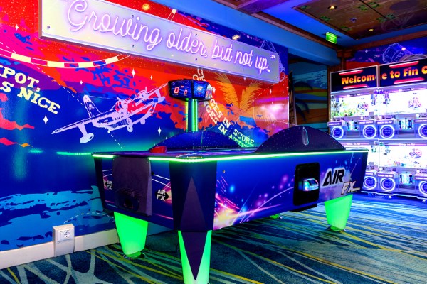 Family Entertainment Group celebra 100° local con alianza a bordo de Margaritaville at Sea
