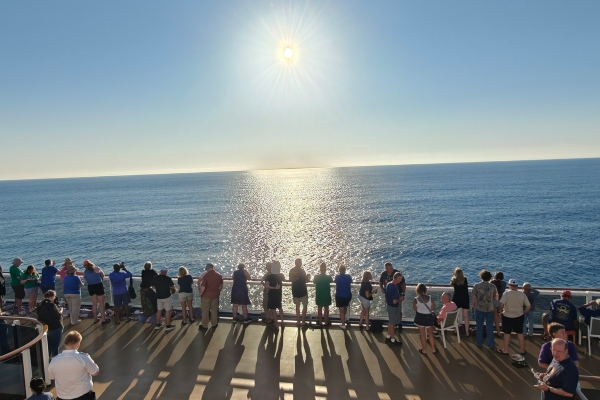 Pasajeros a bordo del Carnival Legend celebran travesía histórica con observación especial del eclipse solar