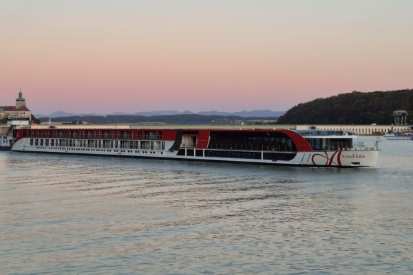 AmaWaterways comparte primeras imágenes de su nuevo barco en el agua