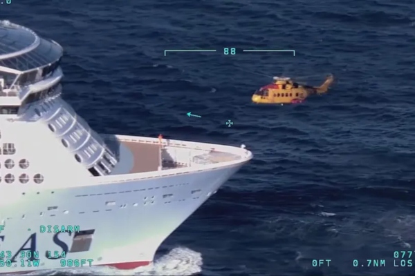 Pasajero es evacuado en helicóptero desde Ovation of the Seas frente a la costa de Columbia Británica