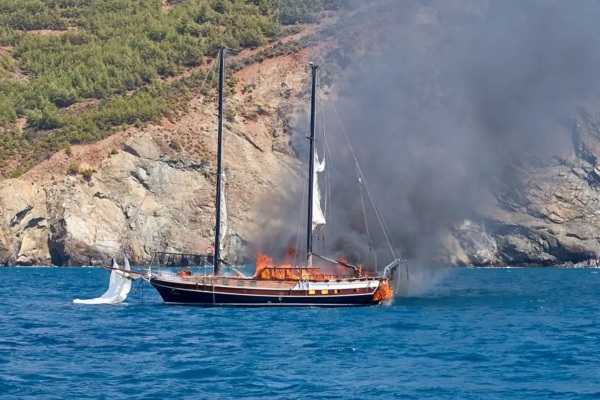 Evacúan a 115 pasajeros de crucero en Turquía por incendio