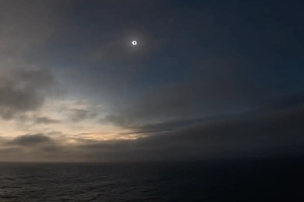 Capitán del Nieuw Statendam detalla estrategia que permitió ver eclipse solar pese a la nubosidad
