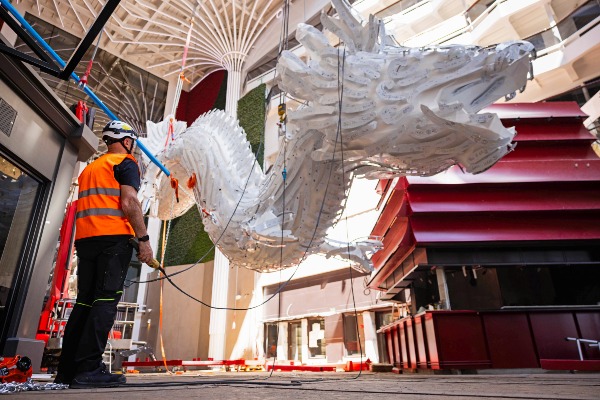 MSC Cruises completa instalación de escultura de dragón en el MSC World Asia