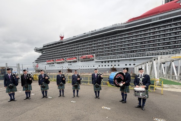 Greenock Cruise Port homenajea con gaitas partida de primera visita del Valiant Lady