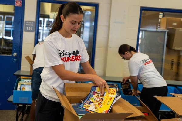 Disney Cruise Line trabaja con voluntarios de Universidad de las Bahamas