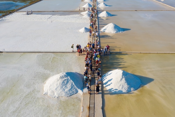 Tradiciones salinas de Zafar cautivan a viajeros de cruceros