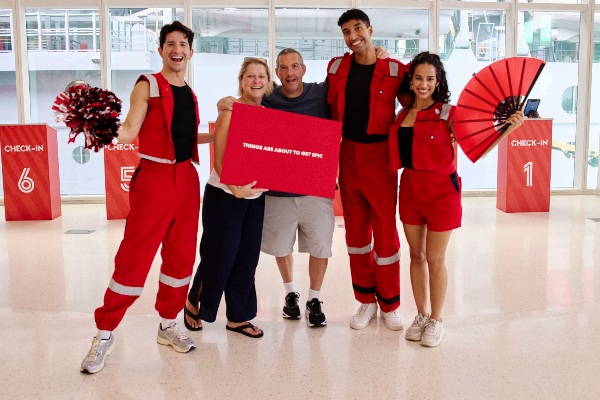 Virgin Voyages premia a pasajero número dos millones