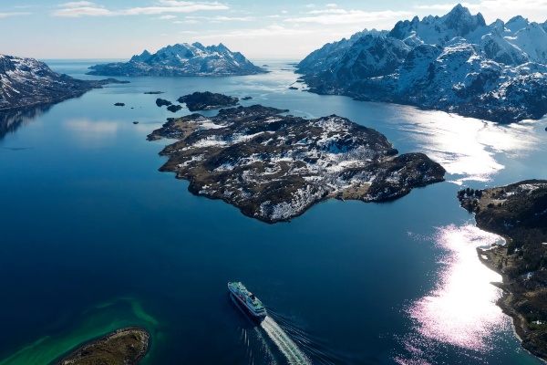 Hurtigruten abre oferta con descuento en cruceros con vuelo para público británico