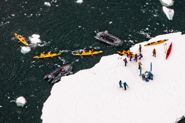 Swan Hellenic destaca cruceros con expediciones al hielo en kayak