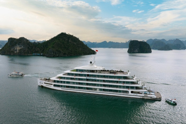 Catherine Cruises define público para cruceros de lujo o económicos por la bahía de Halong