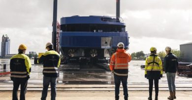 Celebrity Compass flota en Zwijnenburg y es llevado a TeamCo
