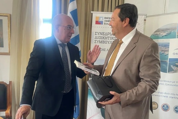 Embajador de Italia visita Puerto de Heraklion para profundizar relaciones con énfasis en sector turístico