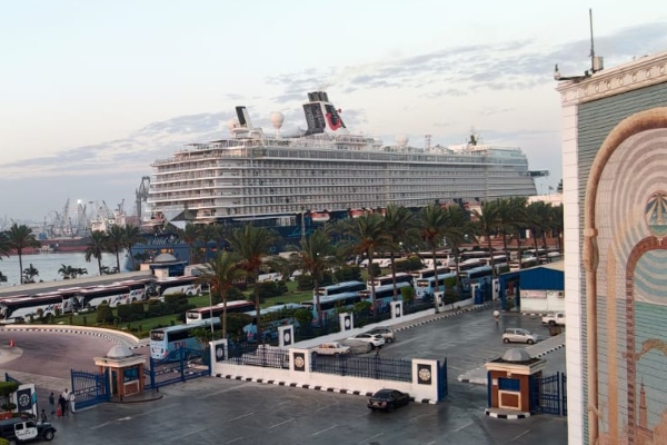 Pasajeros del Mein Schiff 5 visitan sitios arqueológicos e históricos desde Puerto de Alejandría