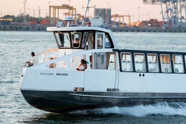 Pasajeros de ferries en Quebec aprenderán sobre el Puerto de Montreal durante trayectos