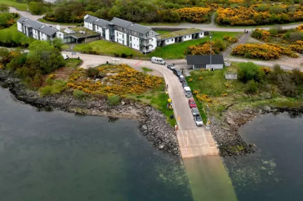 Localidades de Escocia modernizan terminales a la espera de nuevos ferries eléctricos