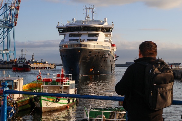 Llegada de buque de HX Expeditions inicia temporada de cruceros en Valparaíso