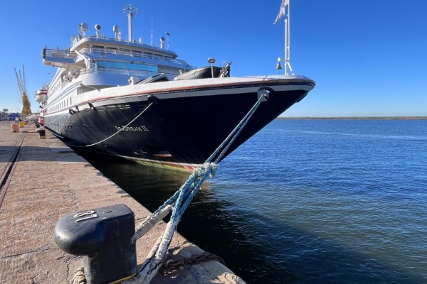 Puerto de Huelva atiende en Muelle de Levante escala del Seadream II