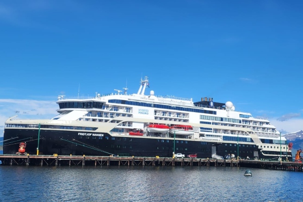 Buque de HX Expeditions inaugura temporada en terminal de Skorpios en Puerto Natales