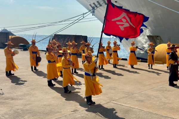 Sokcho recibe con música y bailes a pasajeros de crucero residencial