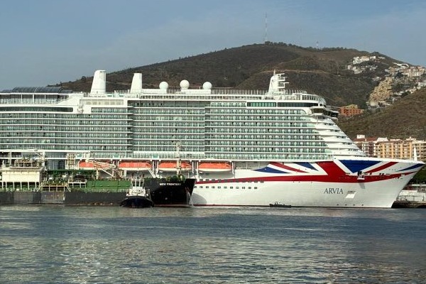 Arvia es primer crucero en recibir gas natural en Tenerife esta temporada