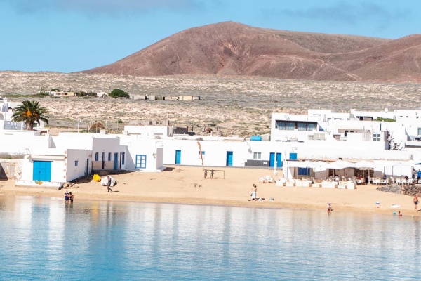 Líneas Romero destaca qué ver y hacer en Lanzarote con guía completa para disfrutar de la isla