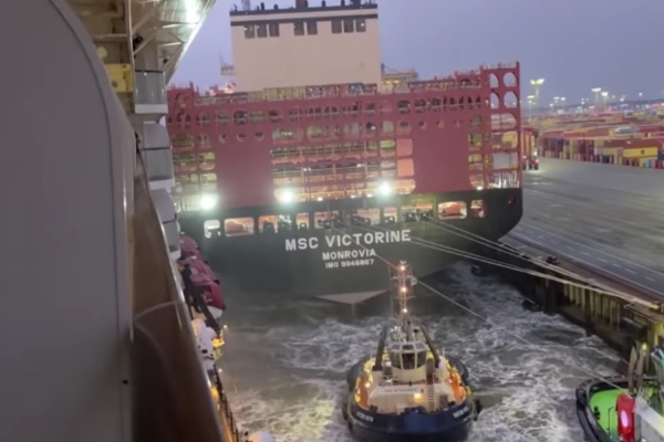 Mein Schiff 3 cancela viaje tras fuerte colisión contra buque en Bremerhaven