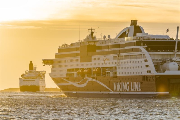 Viking Line atrae a estudiantes durante las vacaciones con artistas, influencers y el grupo Kuumaa