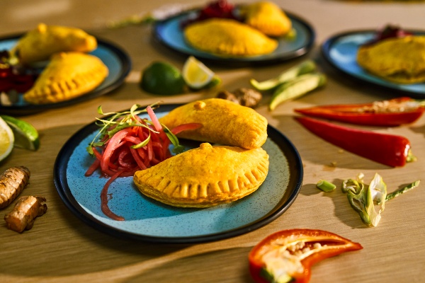 Virgin Voyages realza viajes en alta mar y en tierra con chefs Rashida Holmes y Brad Farmerie