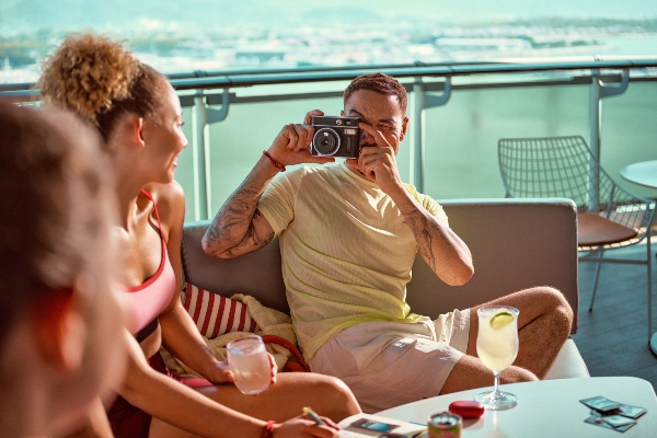 JetBlue Vacations y Virgin Voyages presentan experiencia vacacional que combina vuelo y crucero sin niños